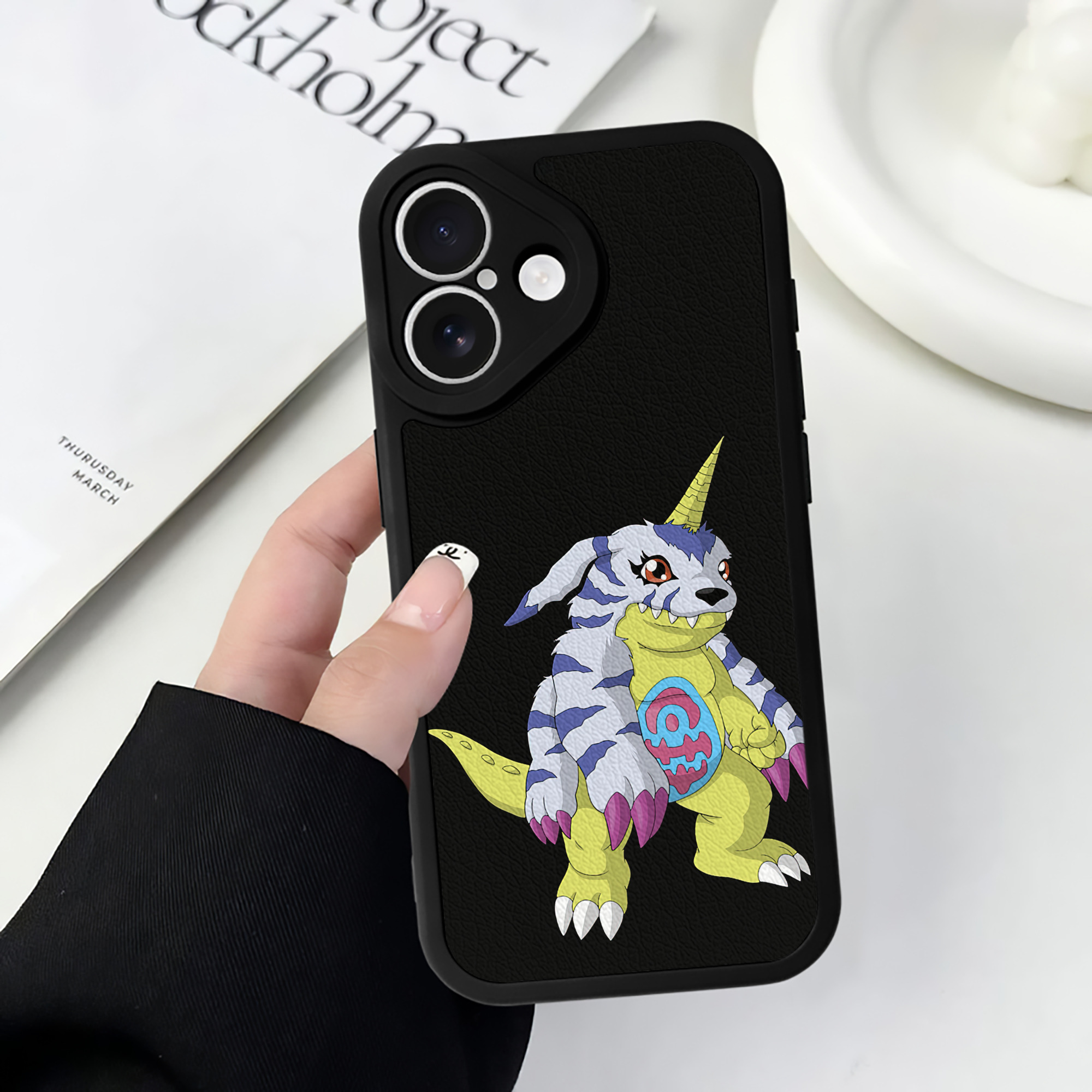 （画像用） Digimon デジタルモンスター/デジモン 【iPhone 16シリーズ対応】シリコンスマホケース（レザー調） 材質：シリコン